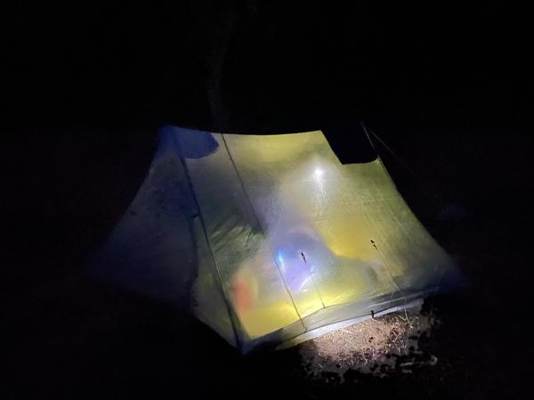 Tente éclairée dans la nuit