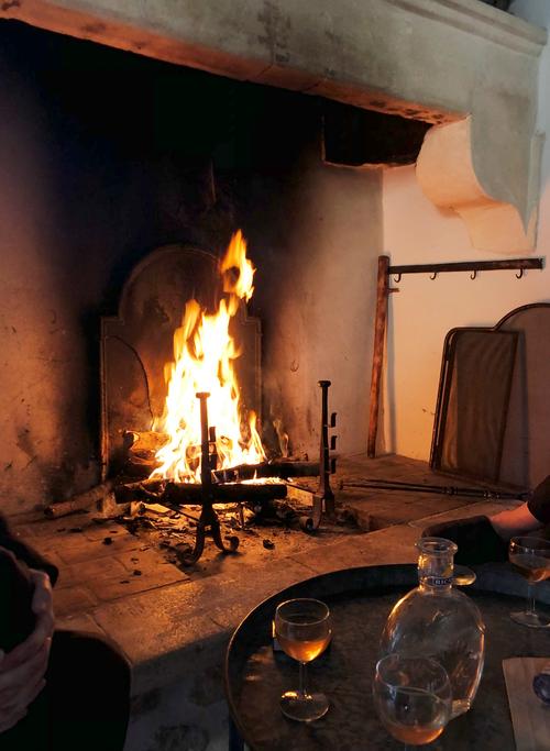 Feu de cheminée et verres sur une table