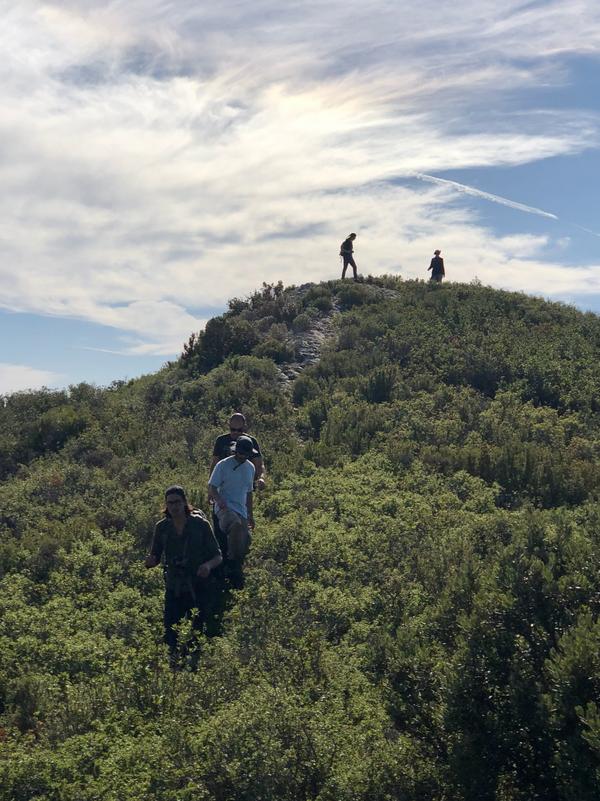 Marcheurs sur un sentier dans la garrigue