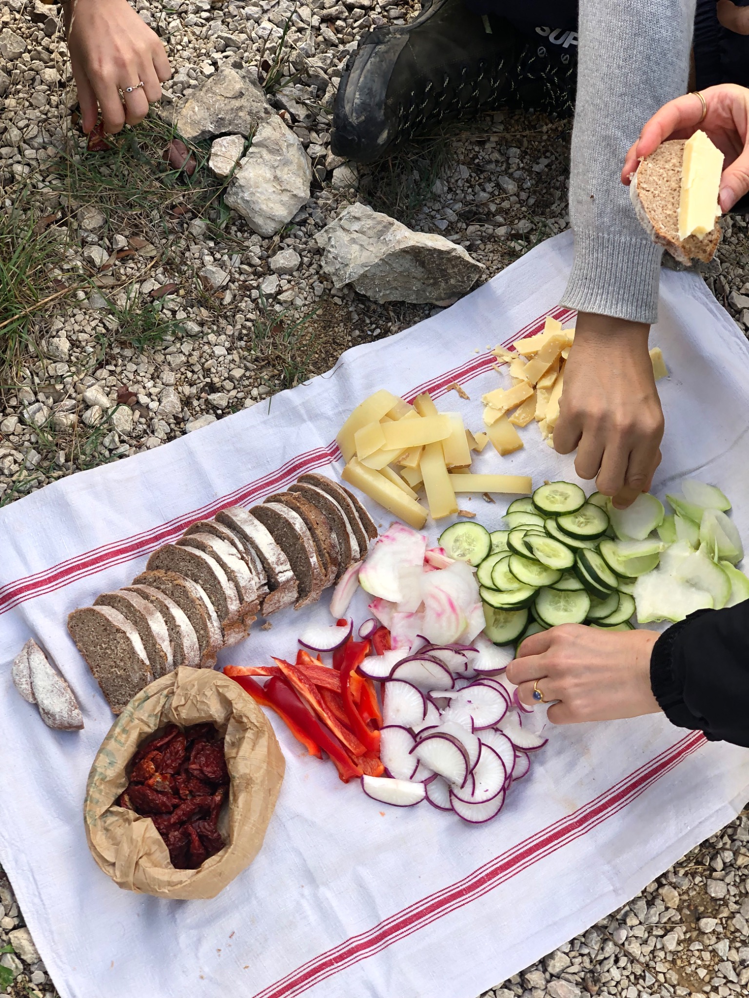 Pain, fromage et légumes partagés lors d’un pique-nique
